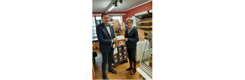 Bürgermeister Bültgerds übergibt Spende an die Ochtruper Tafel