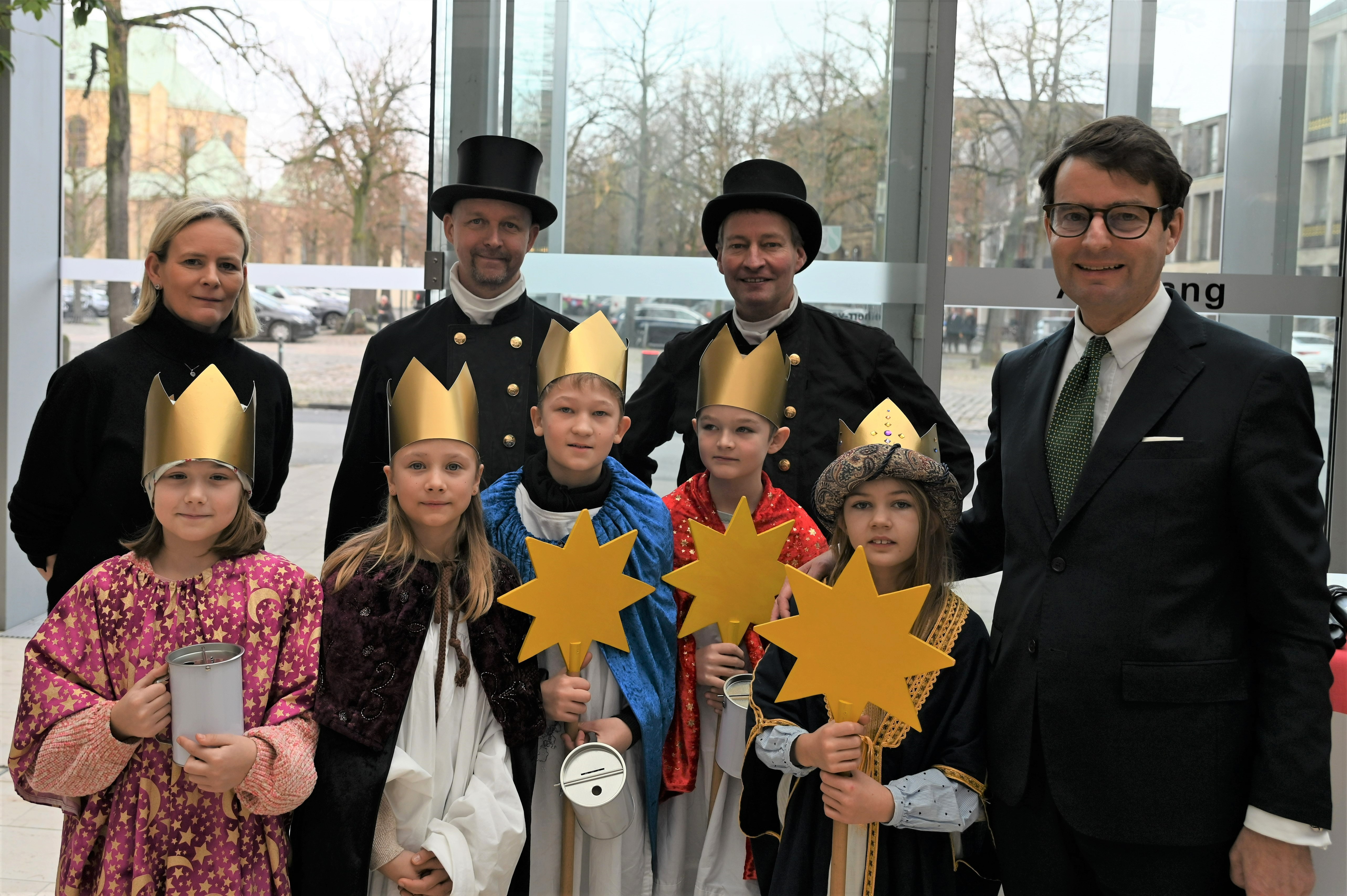 Regierungspräsident Andreas Bothe (r.) mit den Sternsingern der katholischen Pfarrei Liebfrauen-Überwasser und Vertretern der Schornsteinfegerinnung beim Neujahrsempfang 2023. © Bezirksregierung Münster
