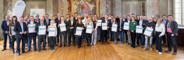 Überreichung der Urkunden an die neuen Mitgliedskommunen im
Zukunftsnetz Mobilität NRW
&
Erneuerung der Kooperationsvereinbarungen zum Betrieblichen
Mobilitätsmanagement am Freitag, 07. Februar 2025 im Erbdrostenhof, Münster ©Smilla Dankert