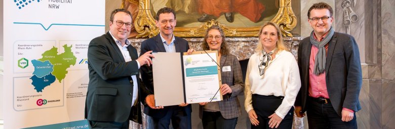 Überreichung der Urkunden an die neuen Mitgliedskommunen im
Zukunftsnetz Mobilität NRW
&
Erneuerung der Kooperationsvereinbarungen zum Betrieblichen
Mobilitätsmanagement am Freitag, 07. Februar 2025 im Erbdrostenhof, Münster ©Smilla Dankert